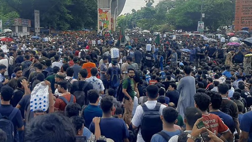 তিন দফা দাবিতে দ্বিতীয় দিনের মতো প্রকৌশল বিশ্ববিদ্যালয় শিক্ষার্থীদের শাহবাগ অবরোধ